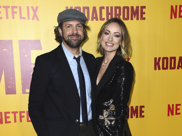 Herec Jason Sudeikis a jeho snúbenica Olivia Wilde (v kreácii Elie Saab).