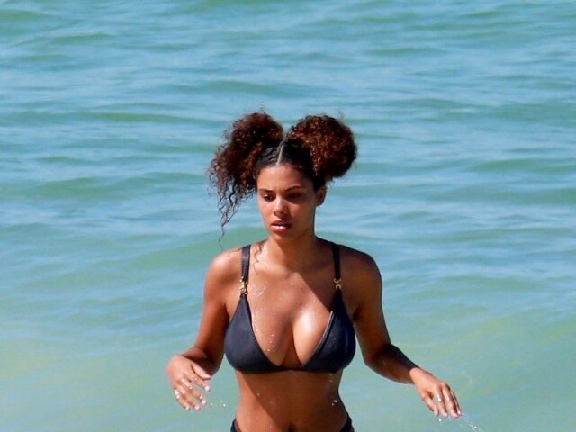 Talianska modelka Tina Kunakey predvádzala na pláži v Brazílii svoje ukážkové krivky. 
