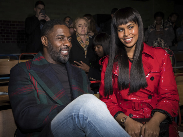 Herec Idris Elba a jeho snúbenica Sabrina Dhowre na archívnom zábere. 