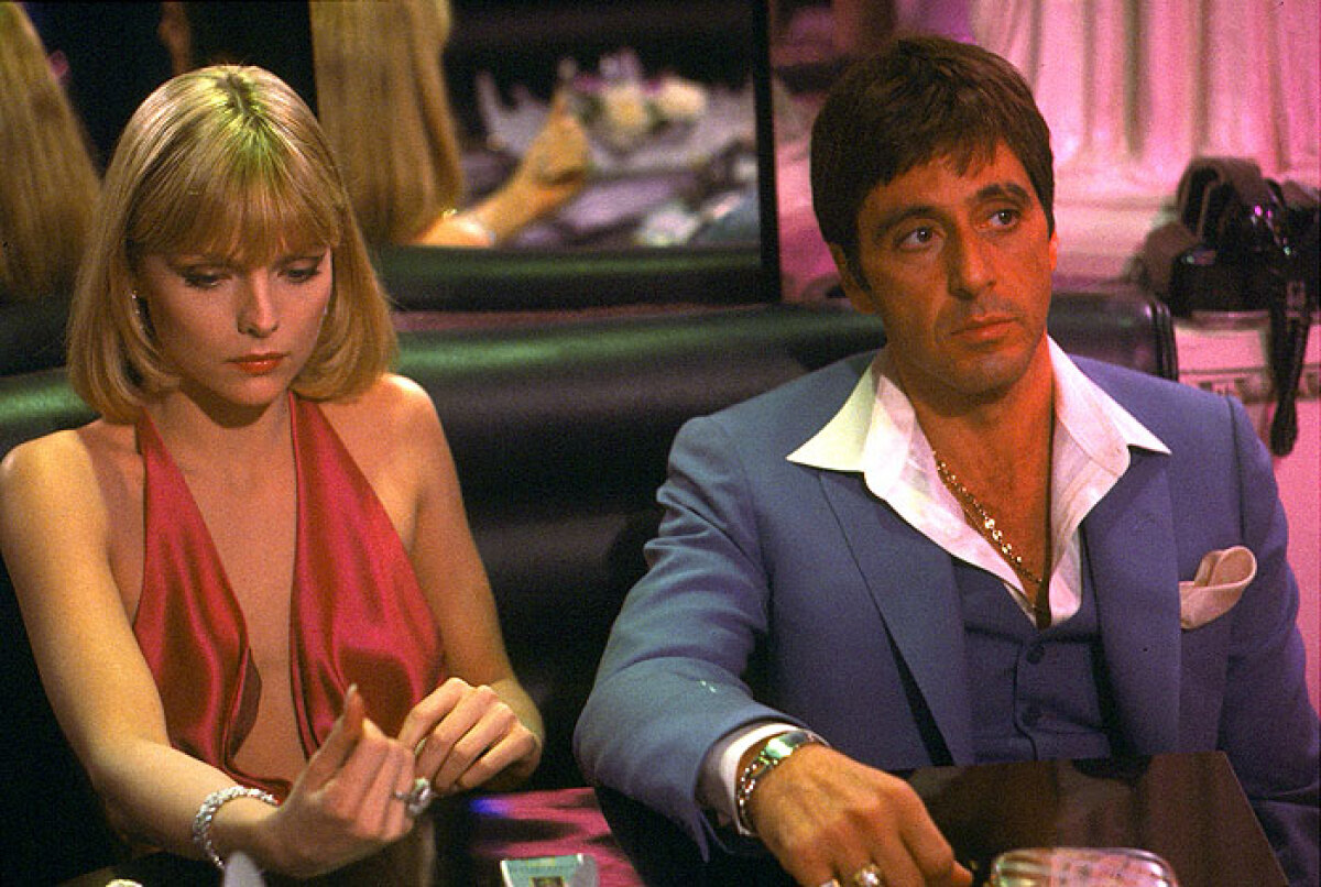 Herečka Michelle Pfeiffer a herec Al Pacino na zábere z filmu Zjazvená tvár. 