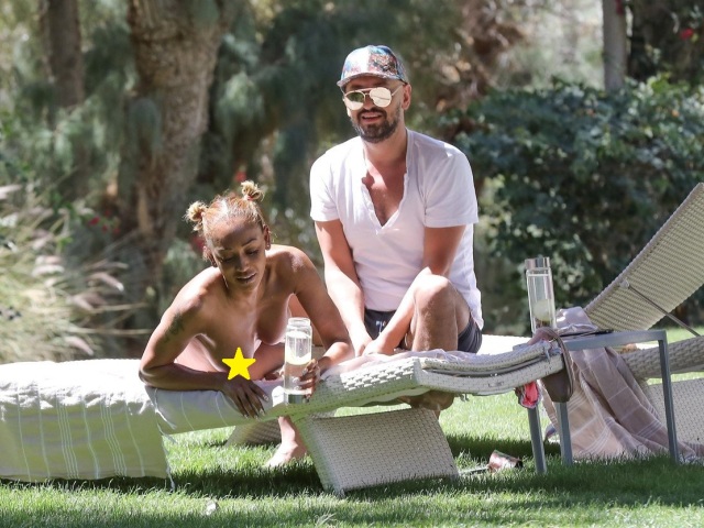 Speváčka a tanečnica Mel B (Melanie Brown) sa opaľovala hore bez. 