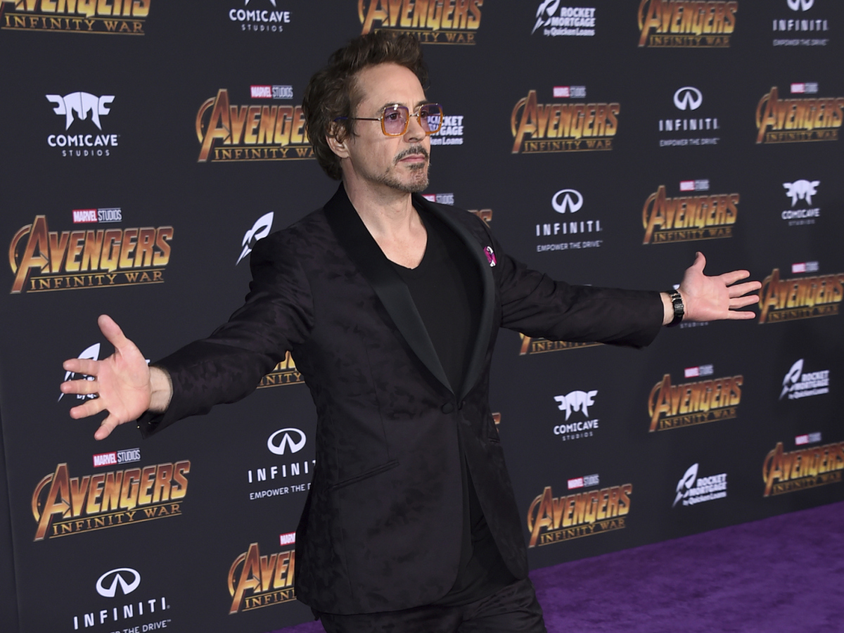 Herec Robert Downey Jr. (predstaviteľ Iron Mana) zdraví fanúšikov a fotografov. 