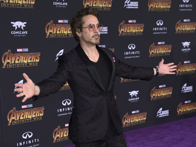 Herec Robert Downey Jr. (predstaviteľ Iron Mana) zdraví fanúšikov a fotografov. 