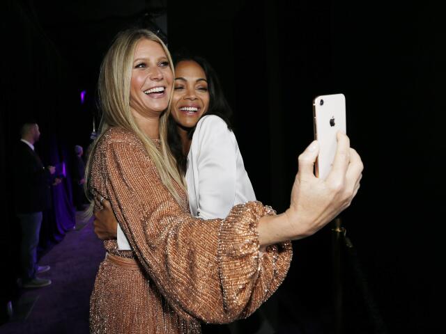 Herečky Gwyneth Paltrow (vľavo) a Zoe Saldana takto pózovali spoločne. 