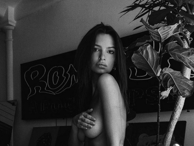 Modelka a herečka Emily Ratajkowski na zábere z Instagramu. 