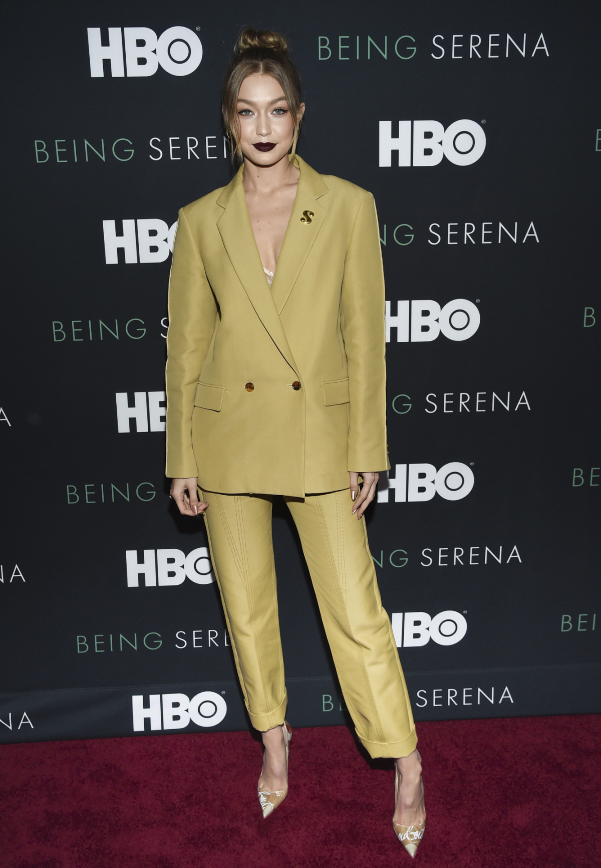 Modelka Gigi Hadid predviedla výrazný tmavý rúž na perách. 