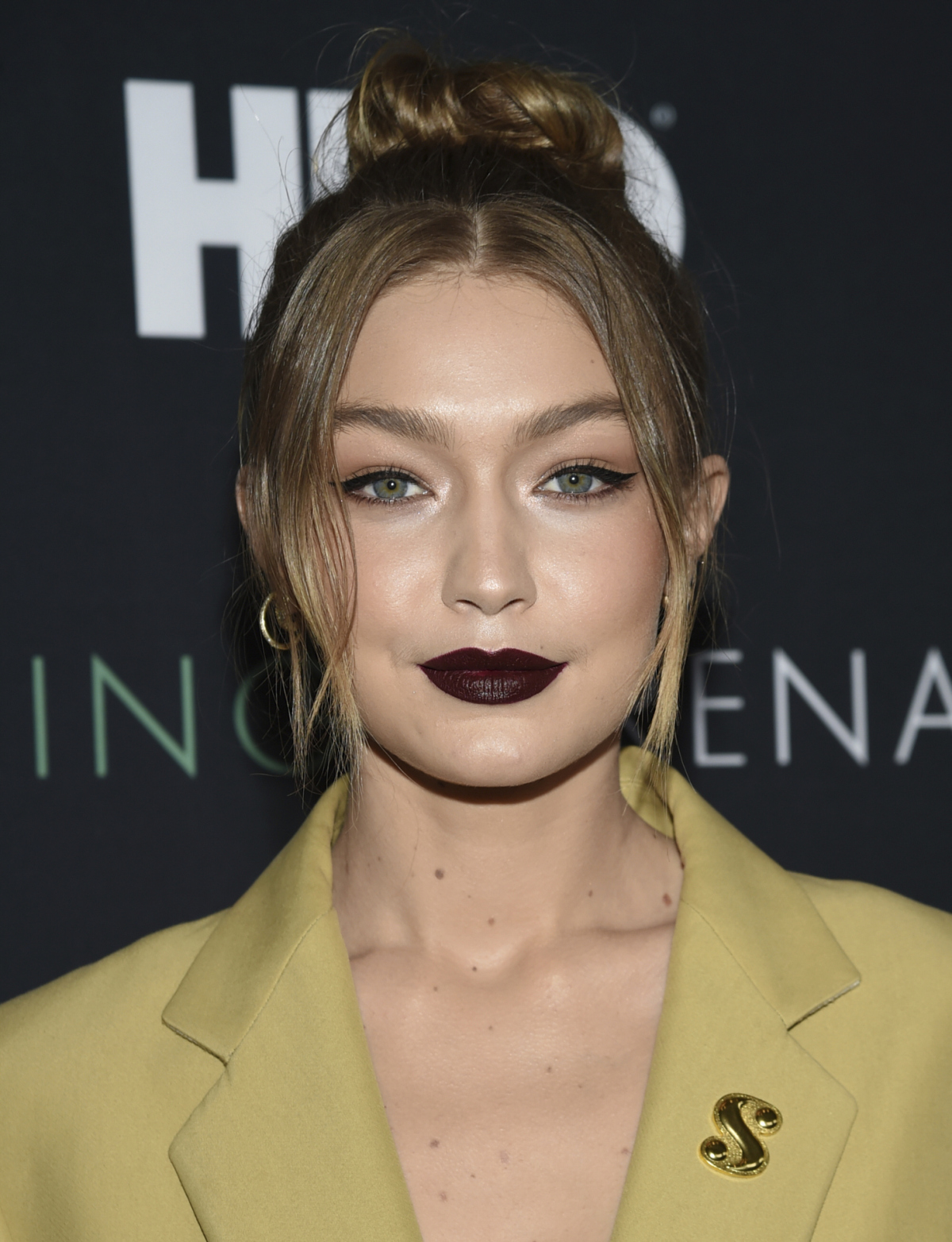 Modelka Gigi Hadid predviedla výrazný tmavý rúž na perách. 