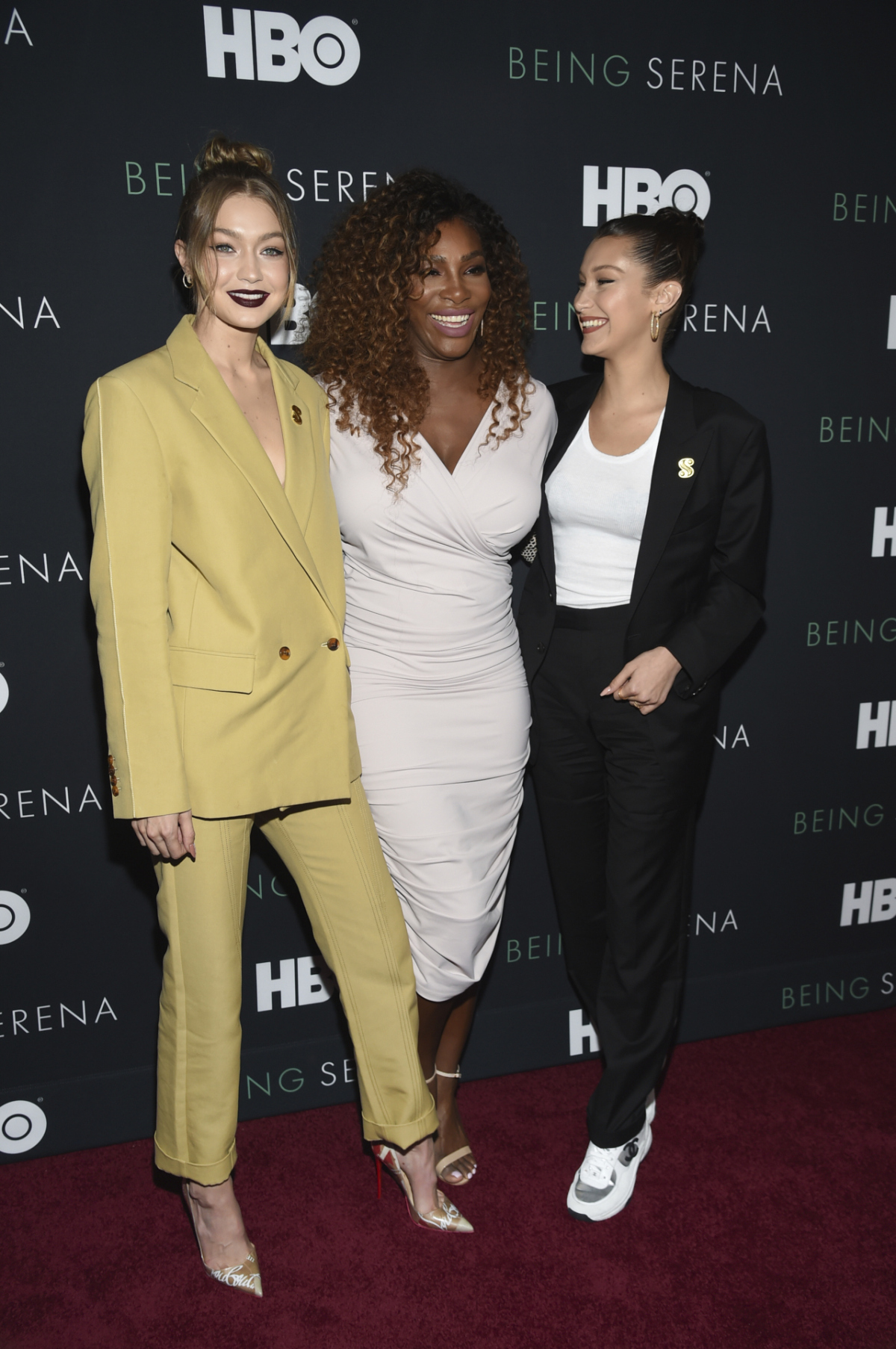 Serena Williams (v strede) pózuje so sestrami Gigi Hadidovou (vľavo) a Bellou Hadidovou.