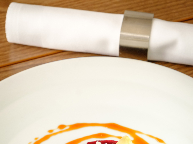 Cviklové "carpaccio" s nakladaným cesnakom