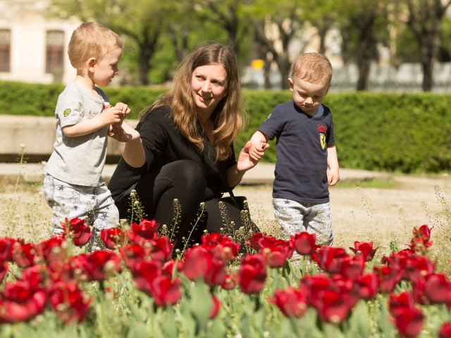 žena tulipány medická záhrada Bratislava deti