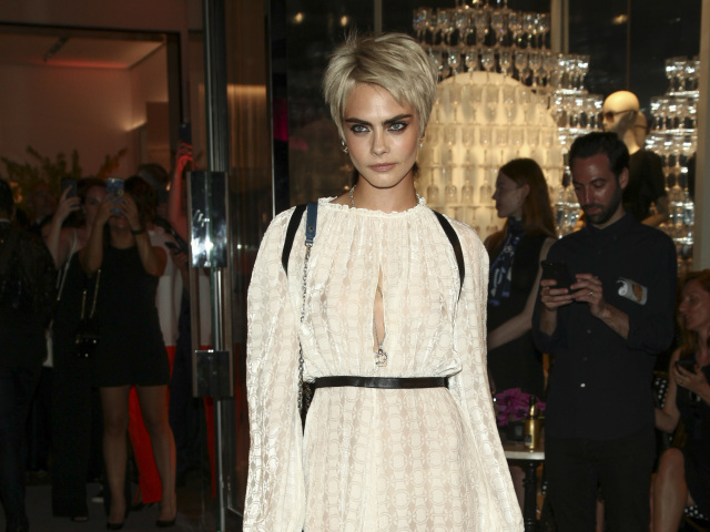 Herečka a modelka Cara Delevingne predviedla štíhle nohy v minišatách.