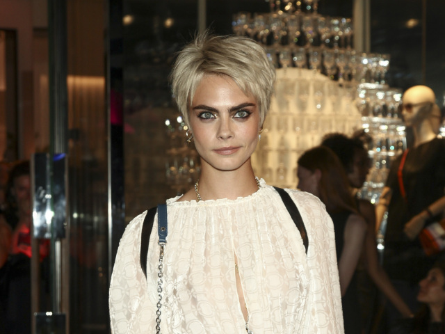 Herečka a modelka Cara Delevingne predviedla štíhle nohy v minišatách.