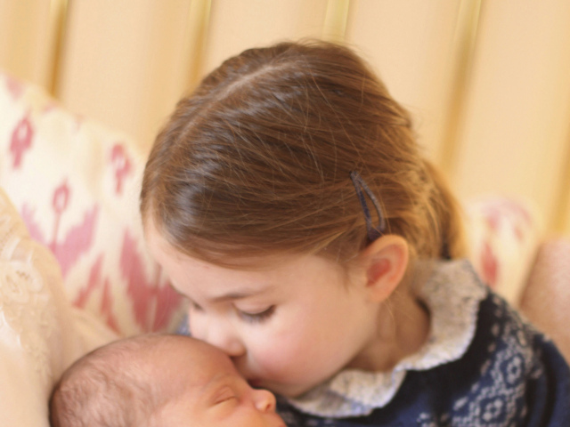 Princezná Charlotte sa túli k svojmu bratovi - princovi Louisovi na prvom oficiálnom zábere tretieho potomka princa Williama a jeho manželky - vojovkdyne Kate. 