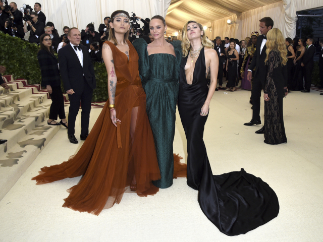 Dizajnérka Stella McCartney (v strede) a Paris Jackson (vľavo) s Miley Cyrusovou v jej kreáciách. 