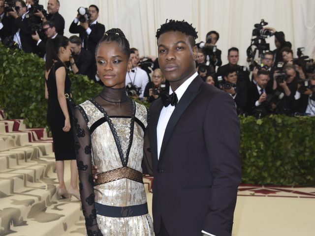 Dvojica Laetitia Wright (v šatách Coach) a John Boyega.