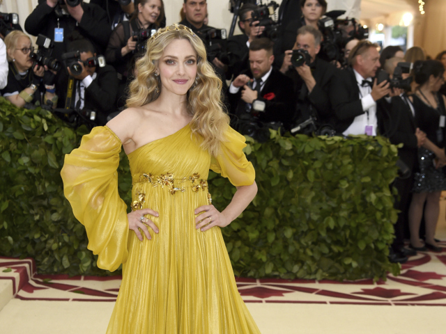Herečka Amanda Seyfried v kreácii Prada.