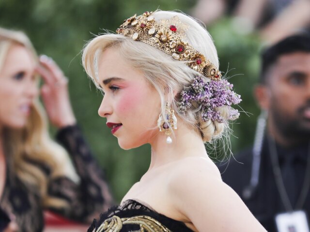 Herečka Emilia Clarke a jej honosná zlatá čelenka aj orgován vo vlasoch. 