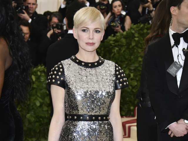 Herečka Michelle Williams v kreácii Louis Vuitton. 