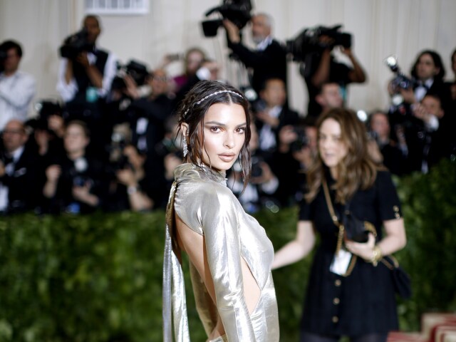 Modelka a herečka Emily Ratajkowski v kreácii Marc Jacobs.