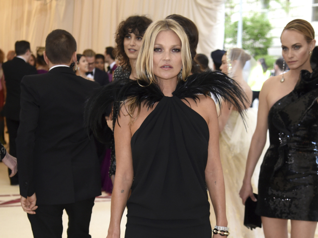Modelka Kate Moss v kreácii Saint Laurent. 
