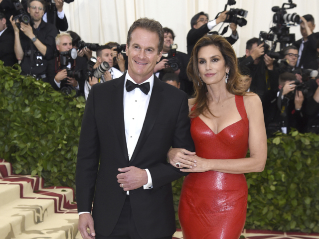 Podnikateľ Rande Gerber a jeho manželka Cindy Crawford (oblečená v značke Versace).