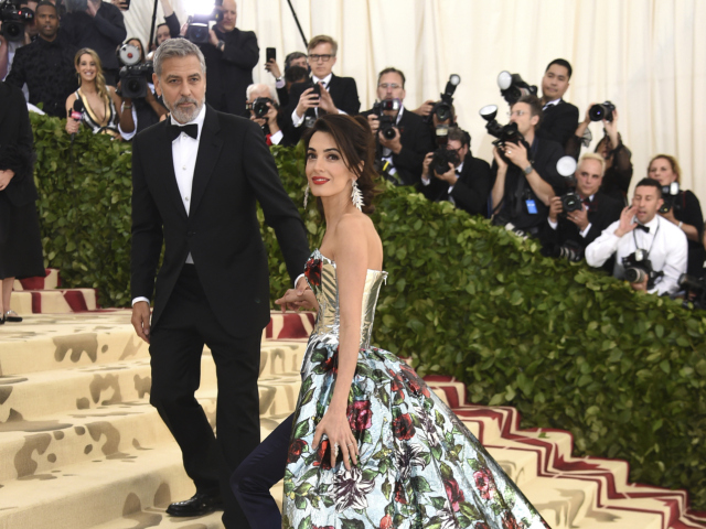 Právnička Amal Clooney v kreácii od Richarda Quinna. Na snímke s manželom Georgom Clooneym. 
