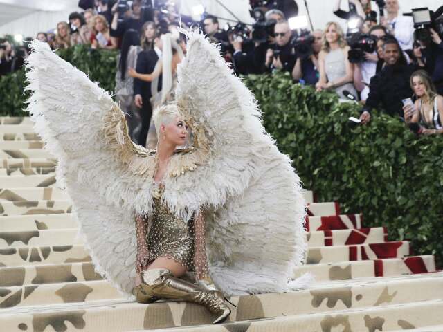Speváčka Katy Perry pózuje fotografom ako "padlý anjel". 