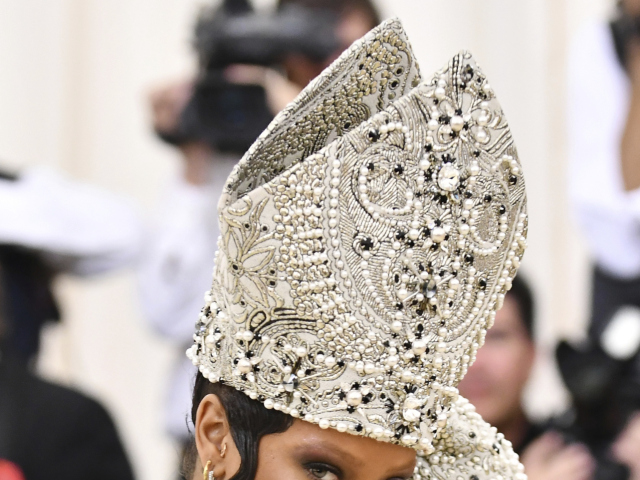 Speváčka Rihanna a jej kardinálska koruna. 