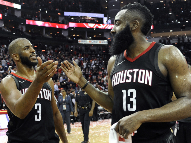 Chris Paul (vľavo) a James Harden. Opory Utahu sa tešia z postupu do konferenčného finále.