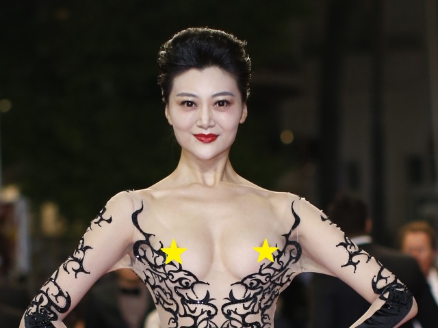 Neznáma dáma, ktorá zaujala na červenom koberci v Cannes.