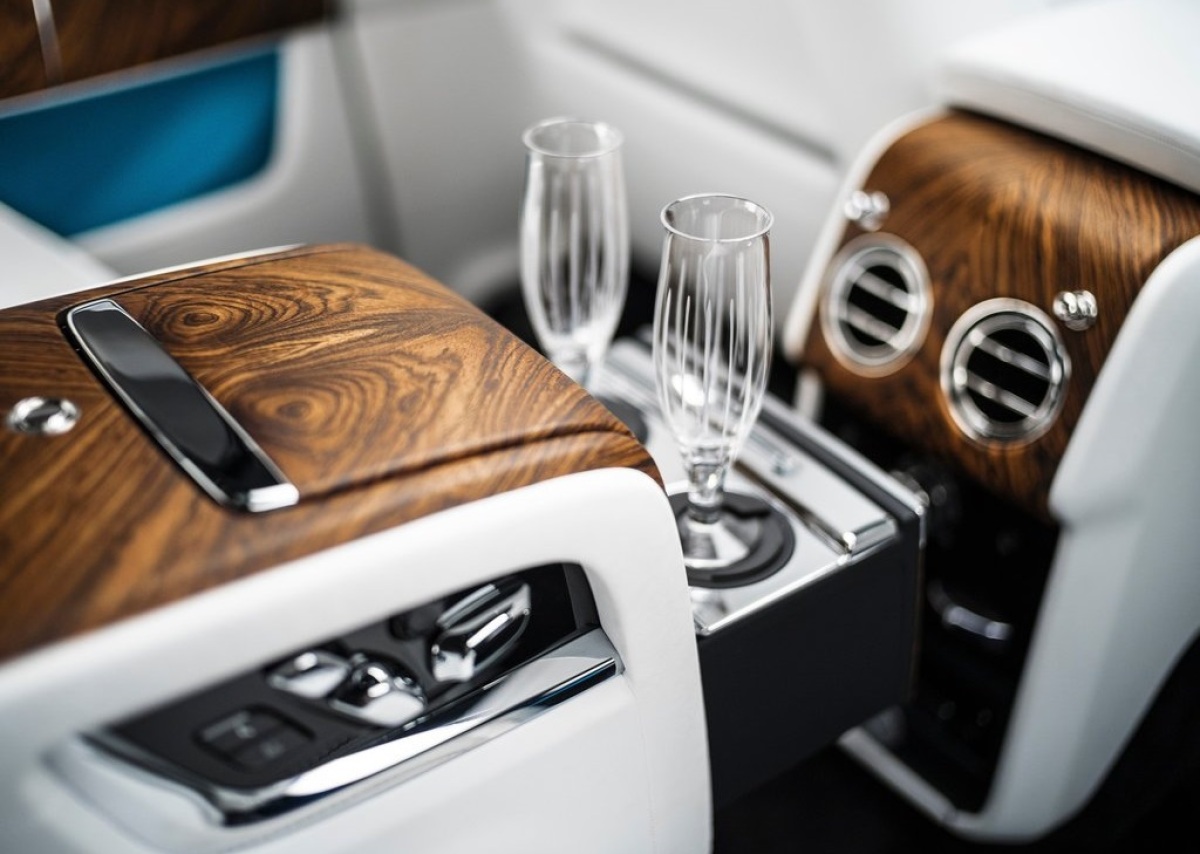 Rolls-Royce-Cullinan-2019-1024-1b