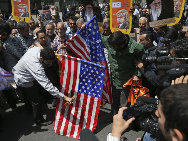 pálenie vlajky USA Irán