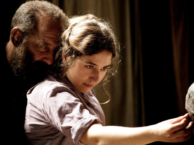 Sochára Augusta Rodina stvárnil v snímke Jacquesa Doillona herec Vincent Lindon. Jeho múzu Camille Claudellovú herečka Izia Higelin. 
