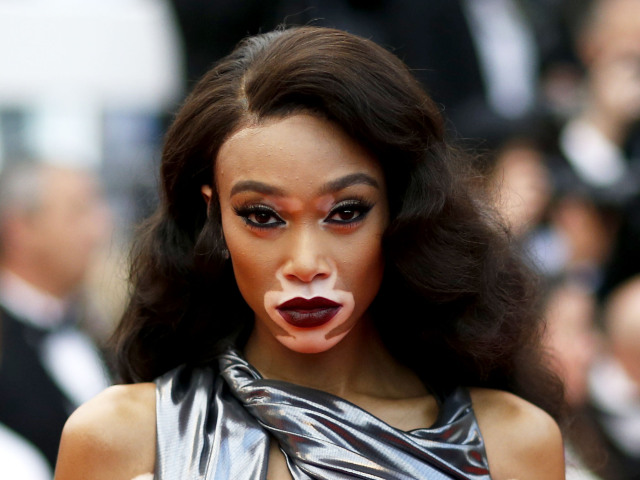 Modelka Winnie Harlow pózuje fotografom na festivale v Cannes.
