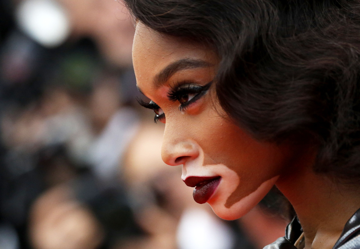 Modelka Winnie Harlow pózuje fotografom na festivale v Cannes.