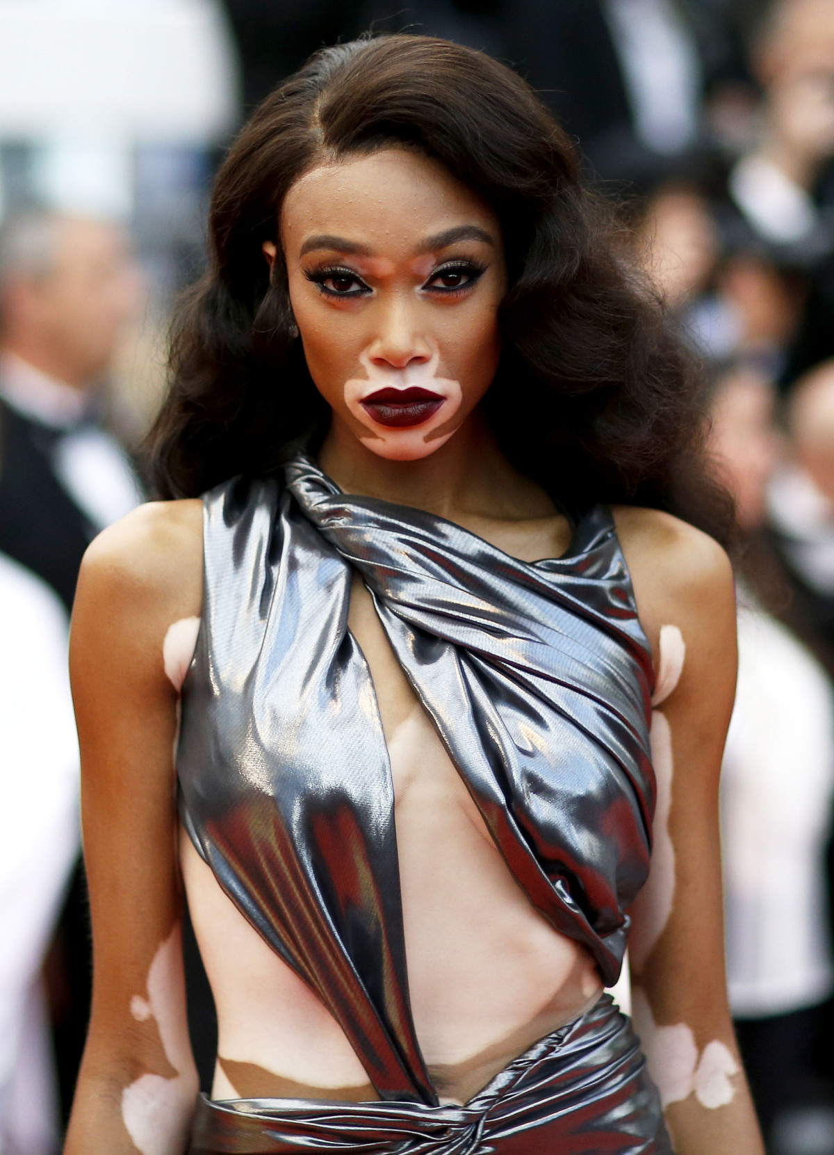 Modelka Winnie Harlow pózuje fotografom na festivale v Cannes.