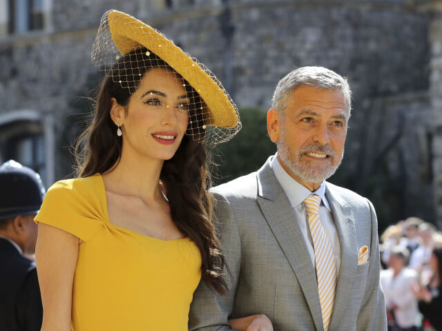 Amal Clooney a  George Clooney dostali pozvanie na kráľovskú svadbu. 