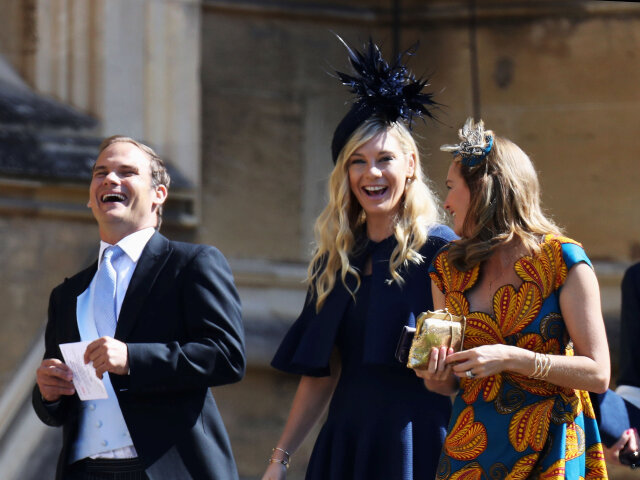Chelsy Davy (v strede), bývalá priateľka princa Harryho, dostala pozvanie na svadbu tiež. 
