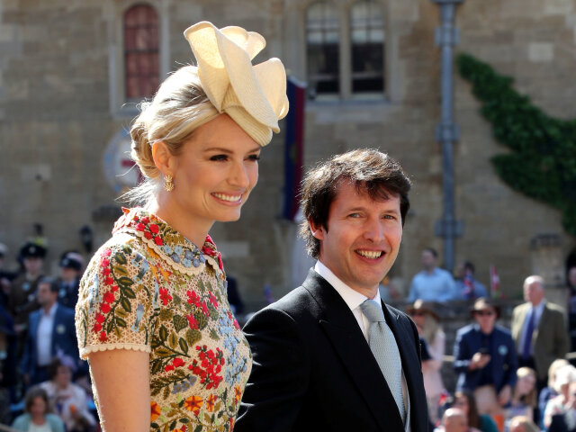 James Blunt a jeho partnerka Sofia Wellesley dostali pozvanie na svadbu tiež. 