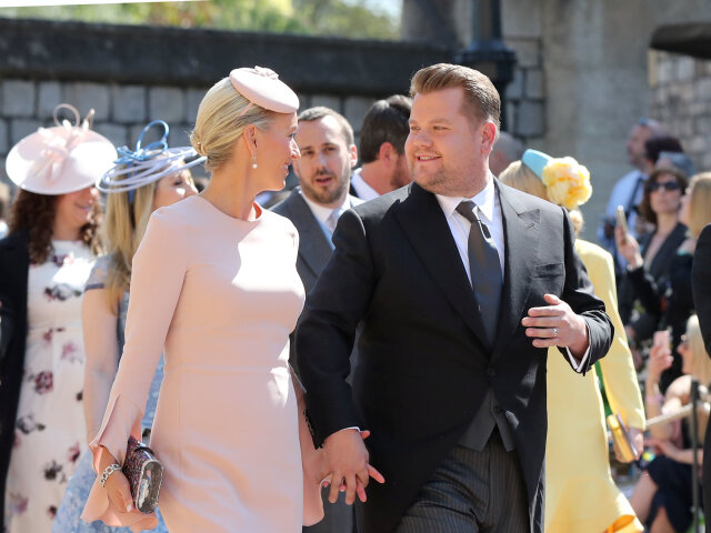 Moderátor a herec James Corden a jeho manželka Julia Carey.