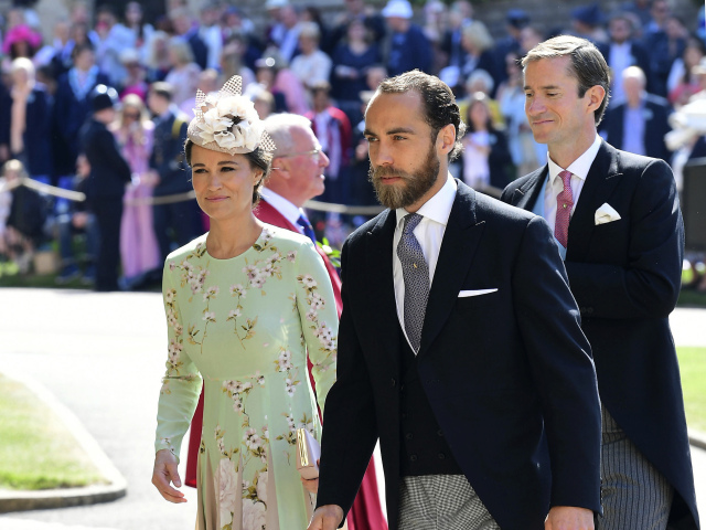 Pippa Middleton, jej brat James Middleton (v popredí) a jej manžel James Matthews.
