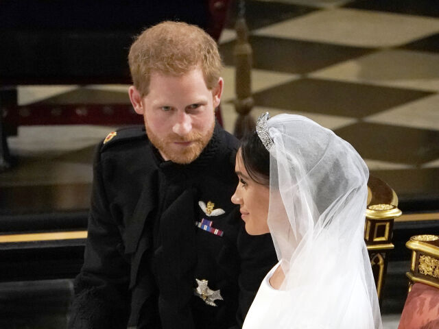 Princ Harry a jeho vyvolená Meghan Markle v šatách Givenchy so závojom, ktorý meria päť metrov. 