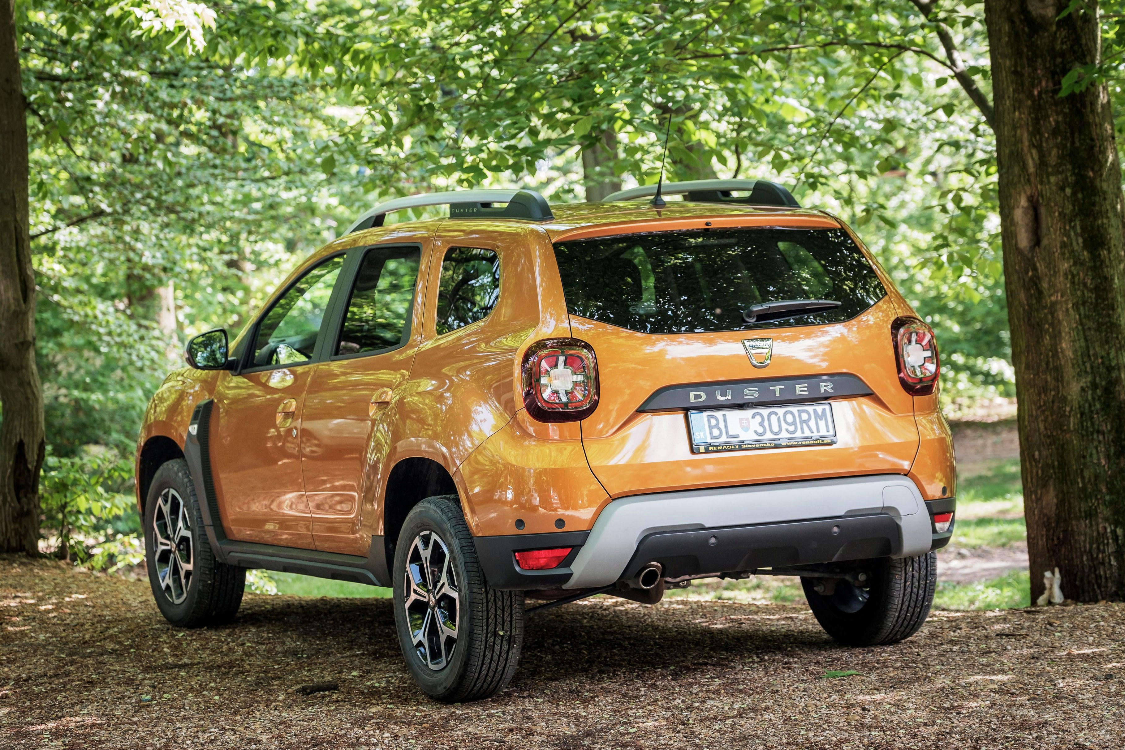 Zadné jednodielne svetlá upútajú originálnou grafikou evokujúcou Jeep Renegade. Svetlá výška je až 210 mm. Takže Duster sa na rozdiel od mnohých drahších konkurentov na SUV nehrá.
