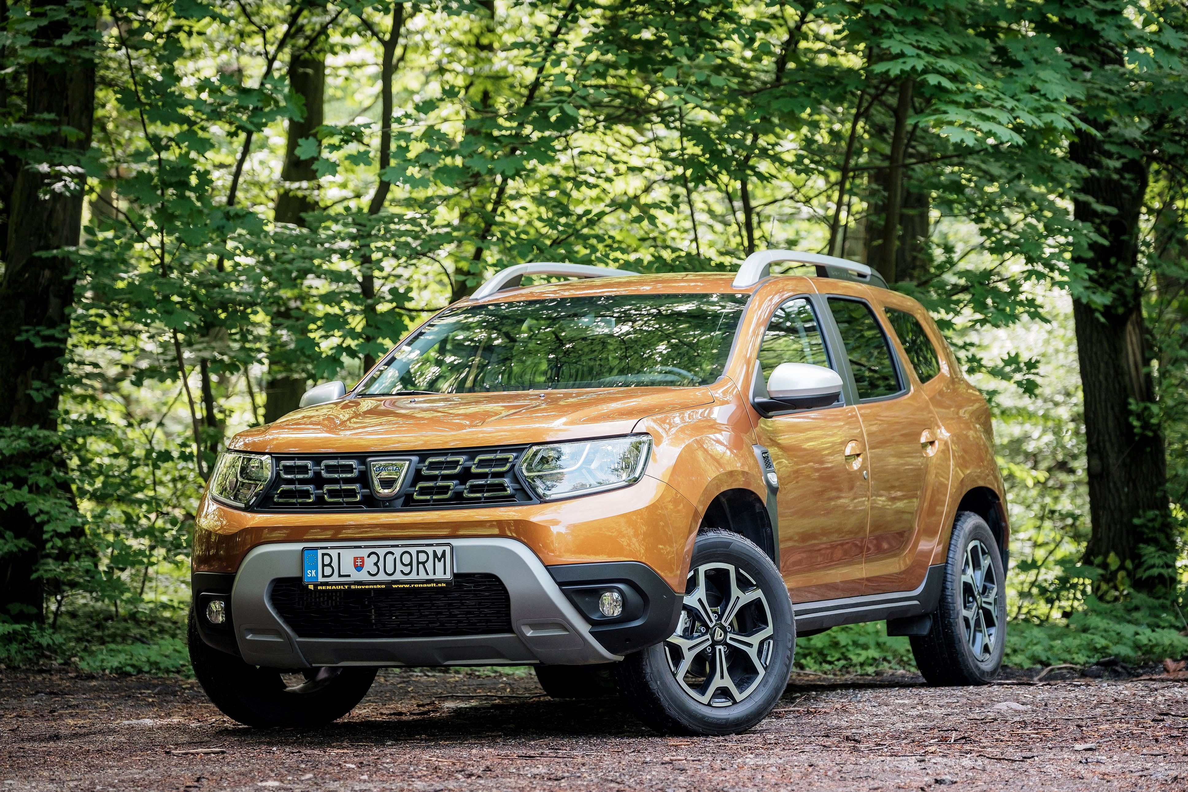 Nový Duster má opäť robustné línie vrátane bohato modelovaných blatníkov, ktoré sa dnes len tak ľahko nevidia. Nešetrilo sa ani na ochrane podvozka so 17-palcovými diskami kolies.