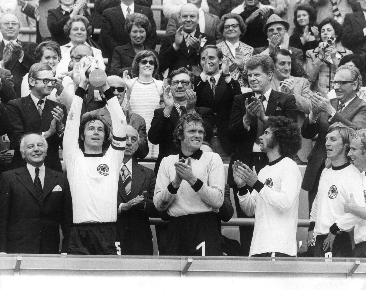 Šampióni s trofejou. V rukách ju drží Franz Beckenbauer, vedľa neho Sepp Maier a Paul Breitner.