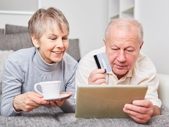 dôchodcovia, manželia, seniori, platobná karta, nákup cez internet