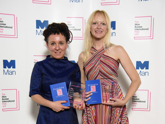 Poľská autorka Olga Tokarczuková (vľavo) s prekladateľkou víťaznej knihy Man Booker International Jennifer Croftovou.