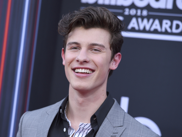 Spevák Shawn Mendes na zábere z cien Billboard Music Awards.