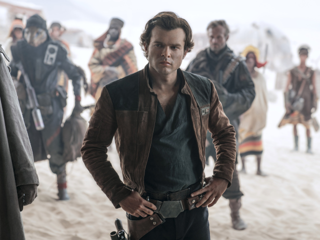 Alden Ehrenreich stvárňuje hrdinu Han Sola vo filme Solo: A Star Wars Story.