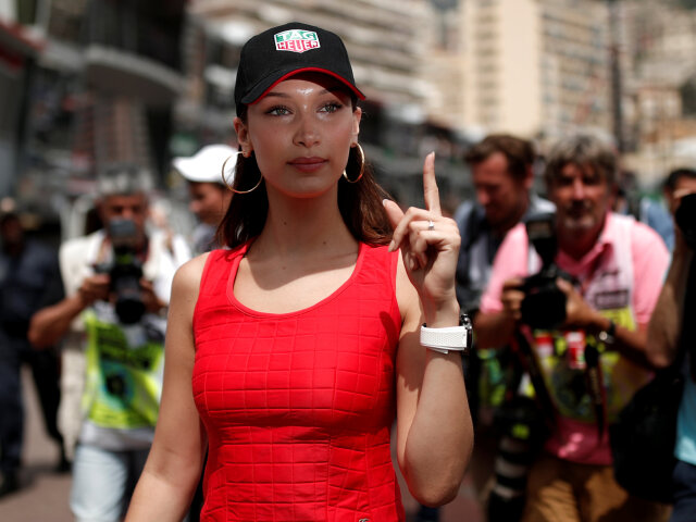 Modelka Bella Hadid pred štartom pretekov v Monaku.
